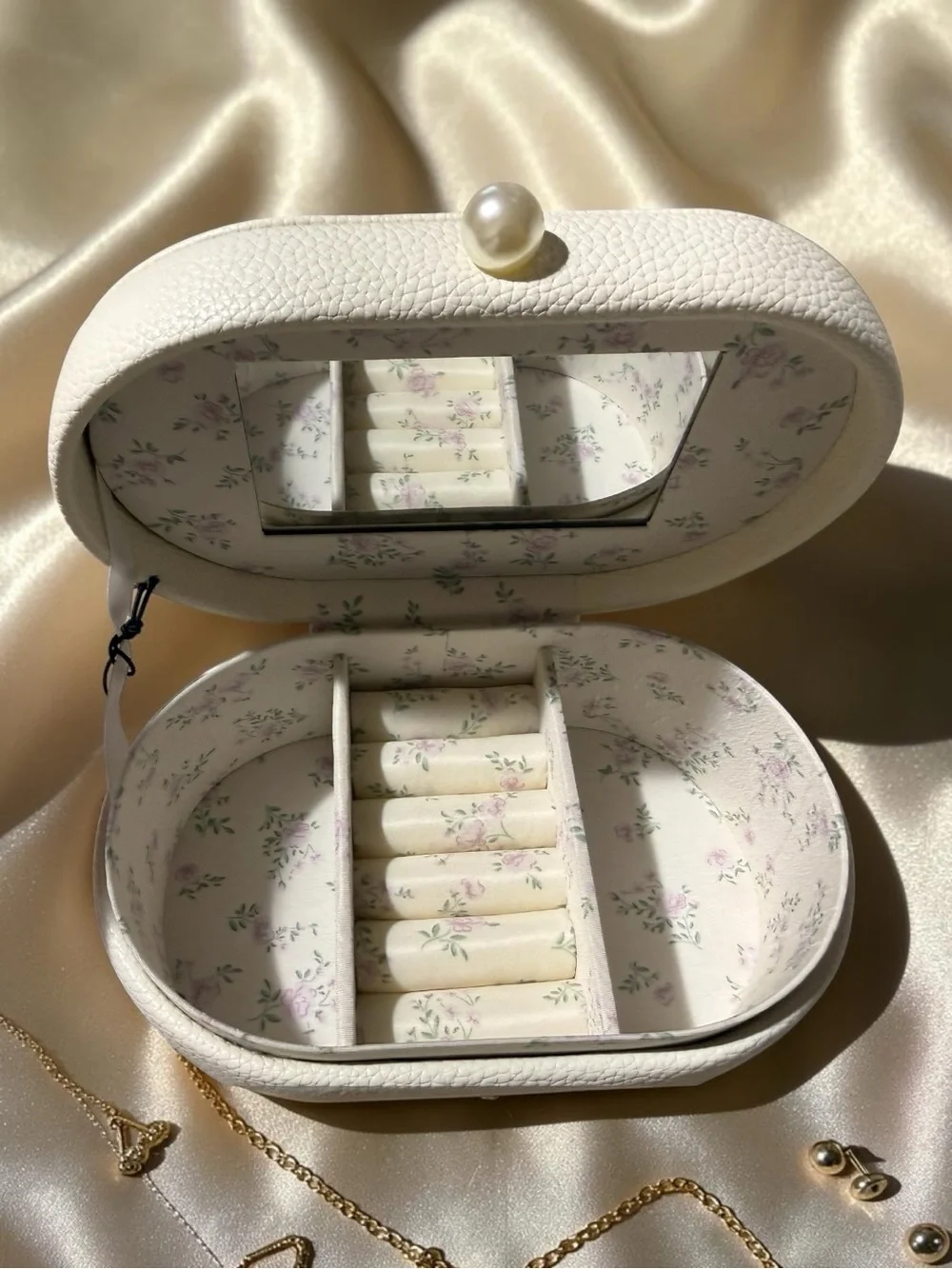 cupcakes & cashmere Cream Floral Jewelry Case with Pearl Snap - Picture 1 of 6